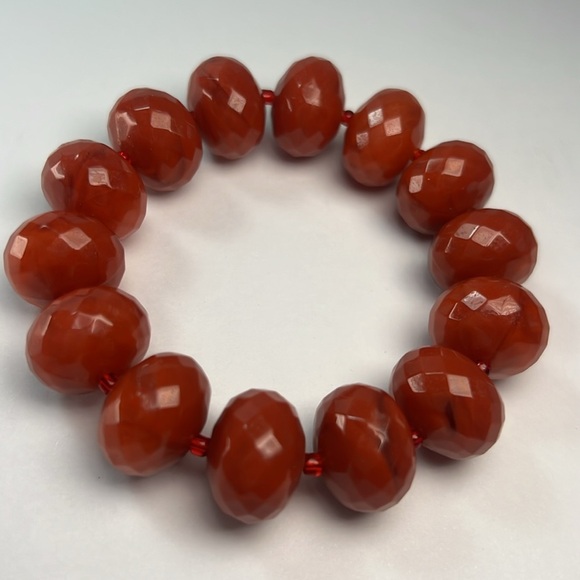 Red toned beaded stretch bracelet - Picture 3 of 4